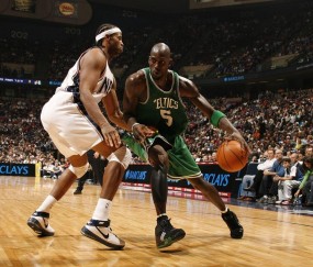 国安防守体系遭遇瓶颈，三中卫战术被对手逐一破解，间歇期训练质量受质疑